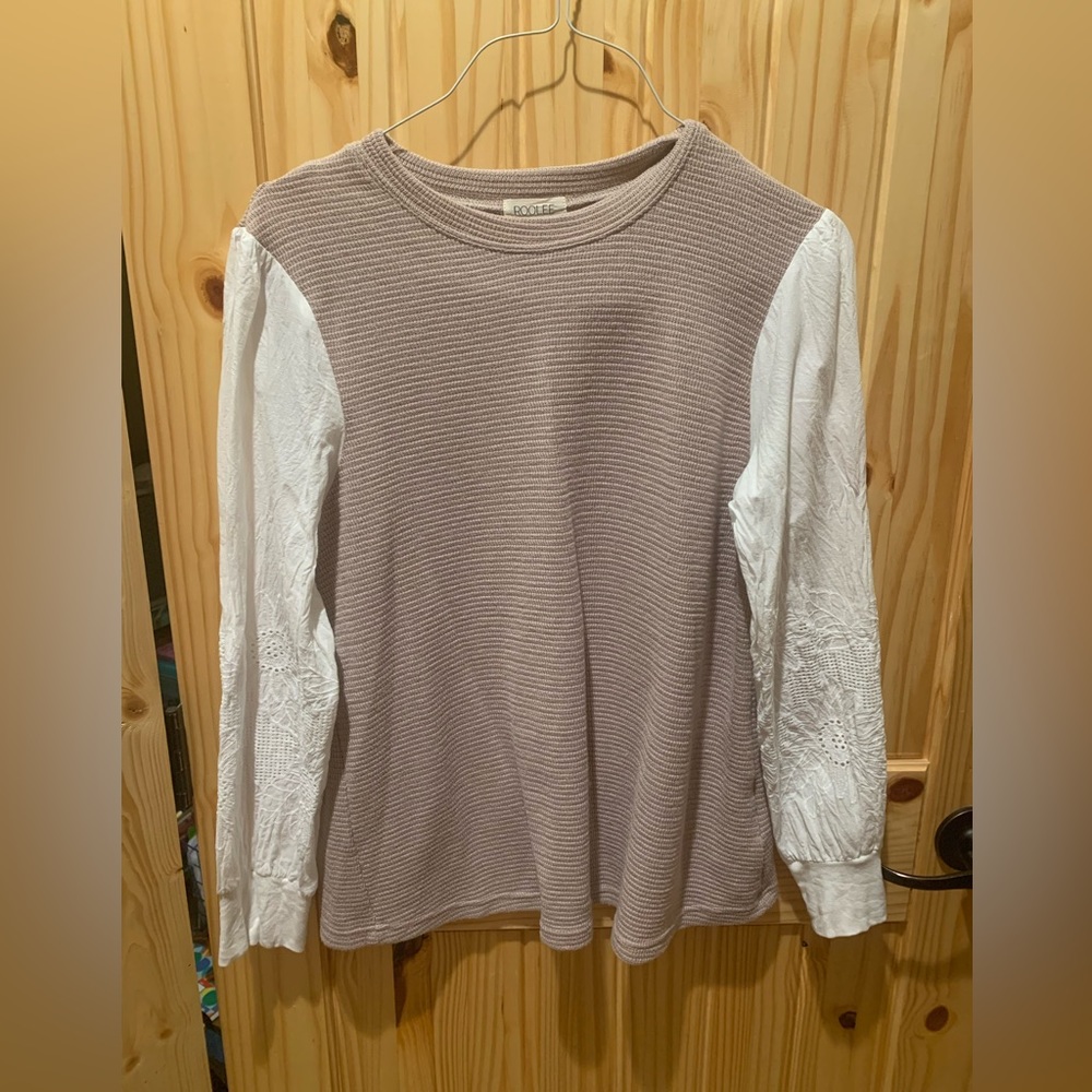 Blouse with lace sleeves